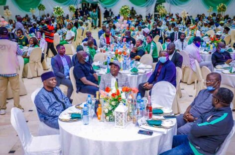 Lalong showers millions on Plateau contingent to Edo 2020