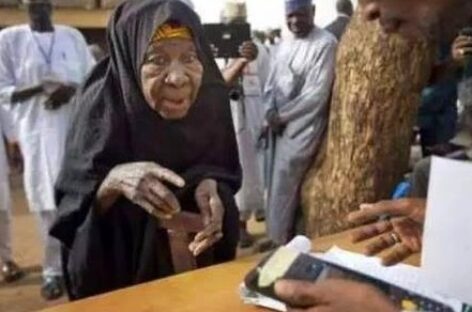 Hajiya Fati Koko: The 95 Years Old Woman Who Waited For 9 Hours To Donate Her Life Savings To Buhari