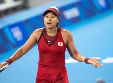 Osaka knocked out in French Open first round by Anisimova