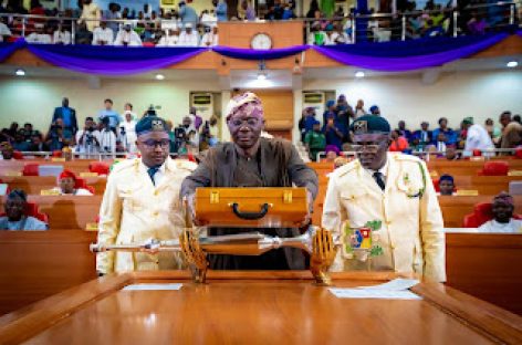 Sanwo-Olu Presents ₦4.237trn 2026 ‘Budget Of Shared Prosperity’ To Lagos Assembly 