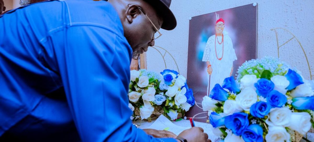 Oborevwori Pays Condolence Visit To Elue Family 